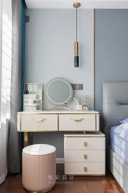 床头摆放梳妆台装修效果图.jpg