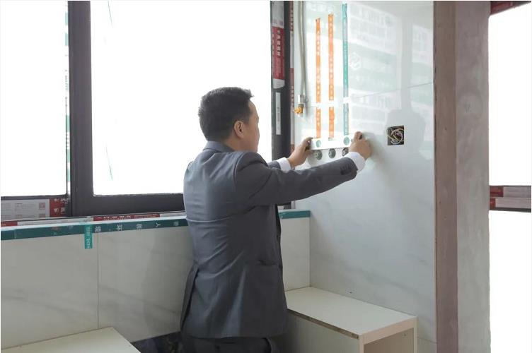 检查工地施工，程建锋在工地工作中图片